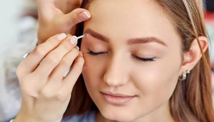 Акция !!! При Окрашивание и коррекция бровей, окрашивание ресниц в  коррекция воском 300₽ с 9.11.17 по 23.11.17
